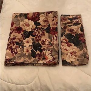 Ralph Lauren tablecloth with 8 matching napkins